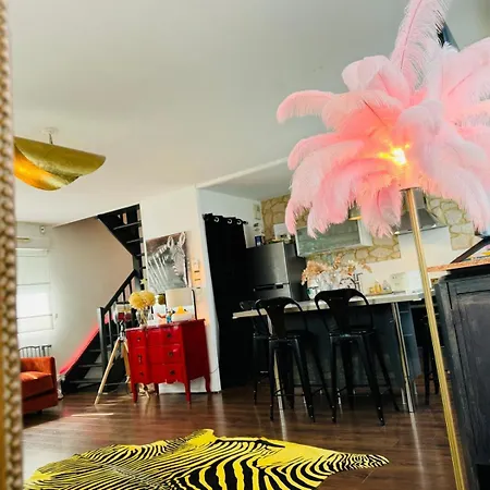 Apartmán Loft Atypique 130 M2 Clim Patio Couvert Et Terrasse Pkg Prive Inclus Gratuit Tram A 5mn A Pied Un Acces Direct Au Centre-ville Bordeaux