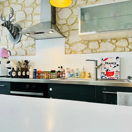 Loft Atypique 130 M2 Clim Patio Couvert Et Terrasse Pkg Prive Inclus Gratuit Tram A 5mn A Pied Un Acces Direct Au Centre-ville Apartmán *