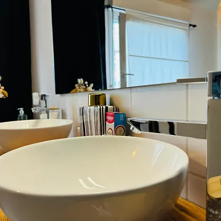 Loft Atypique 130 M2 Clim Patio Couvert Et Terrasse Pkg Prive Inclus Gratuit Tram A 5mn A Pied Un Acces Direct Au Centre-ville